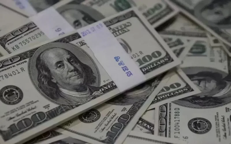 انخفاض سعر الدولار في البنوك المصرية خلال منتصف تعاملات يوم الثلاثاء الجاري